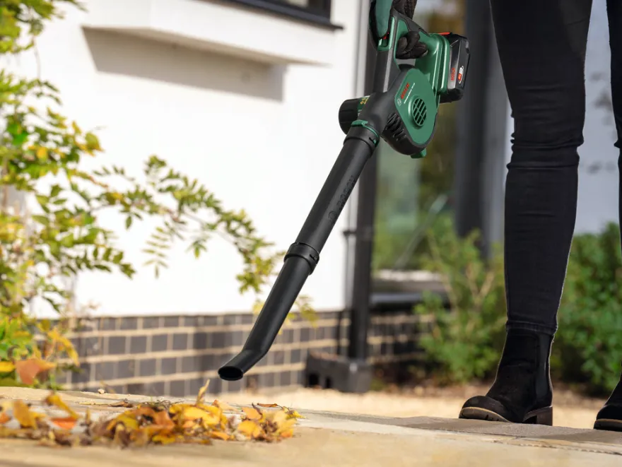 Bosch UniversalLeafBlower 18V-130 løvblæser 2,5 Ah