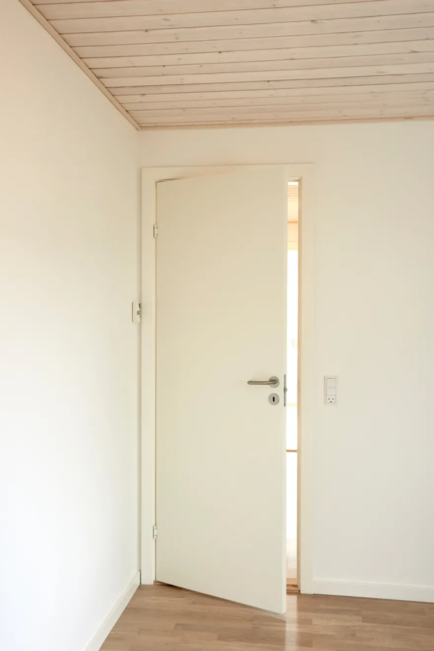 Stabil hvidmalet dør 72,5 x 204 cm
