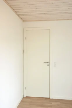 Stabil hvidmalet dør 72,5 x 204 cm